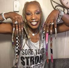 This woman hasnt cut her nails in 30 years leaving people stunned to see their 12 inch length 1