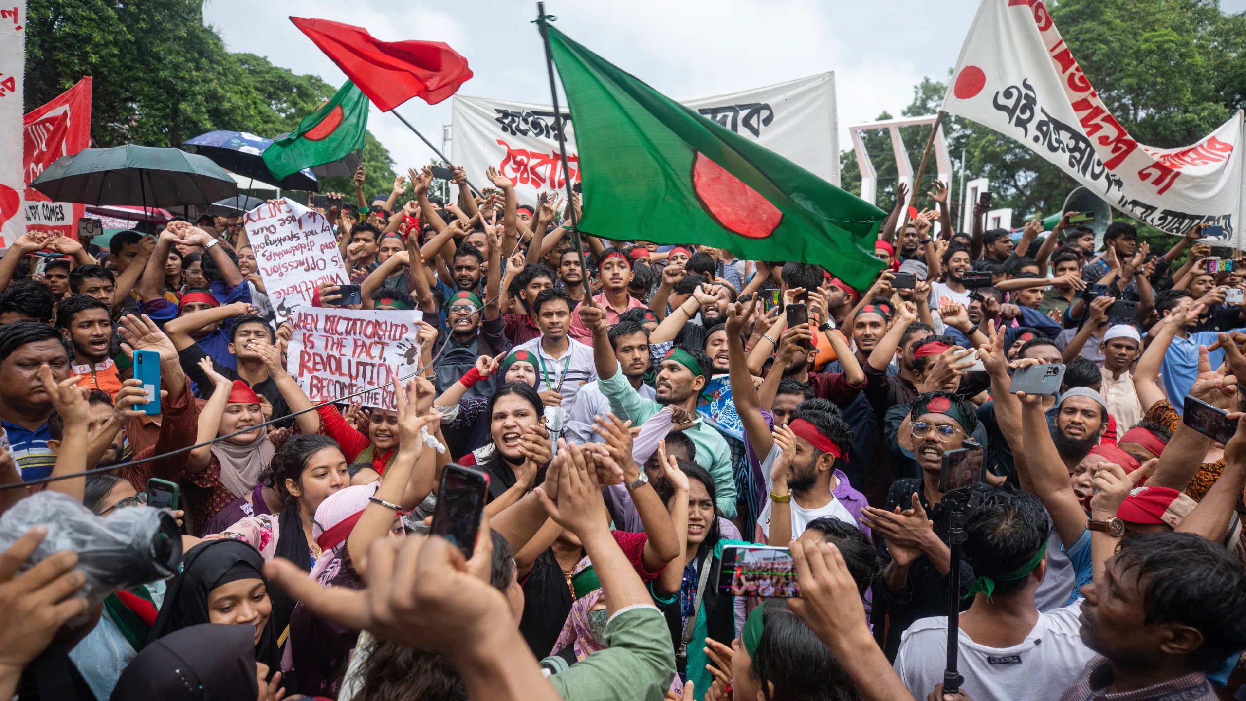 Violence resumes in Bangladesh with so many people killed in clashes between protesters and the ruling party 1