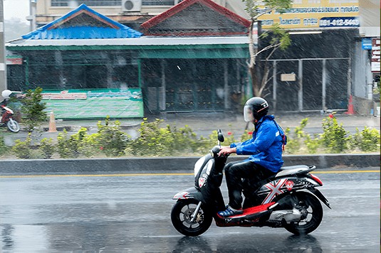 bike and scooter two wheeler driving tips during monsoon rainy season how to protect your vehicle 1