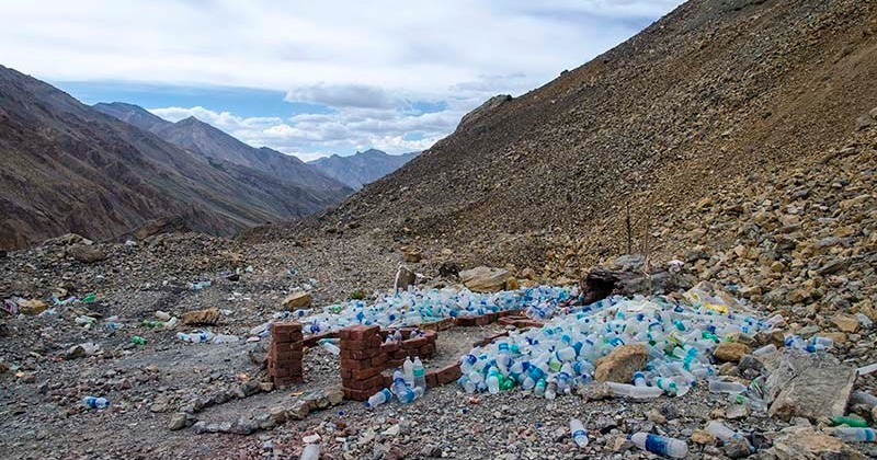 ladakh plastic water bottle offer at temple of truck driver haunted place viral video 11