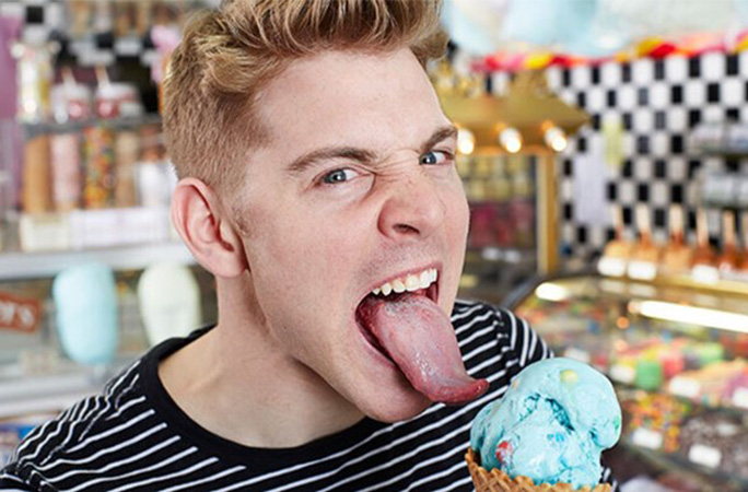 man makes record of largest tongue in the world 1