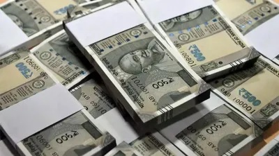 officers arrested taking bribe of rs 20 lakh in gujarat lot of cash found in house after raid 1