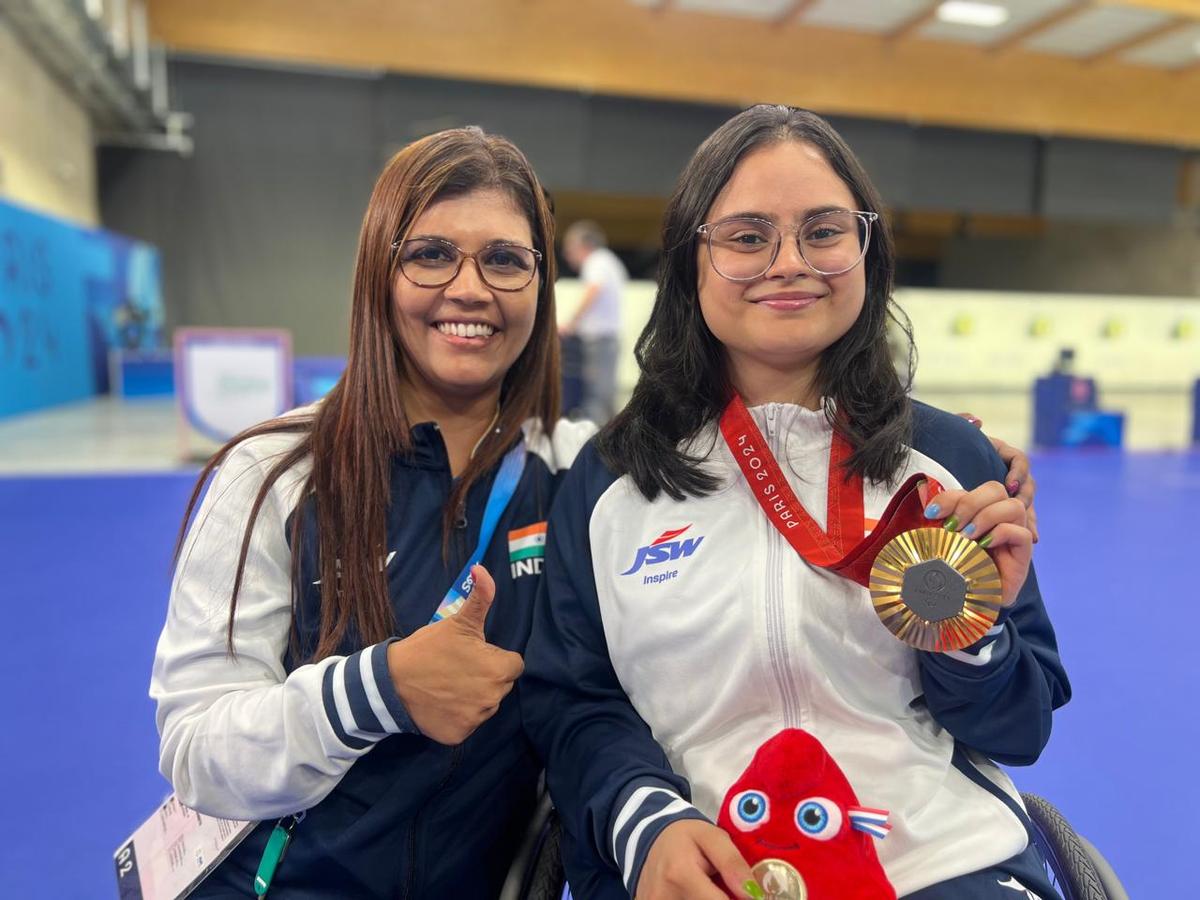 paris paralympics 2024 avani lekhara won gold and mona agarwal won bronze silver medal in womens 10m air rifle standin32