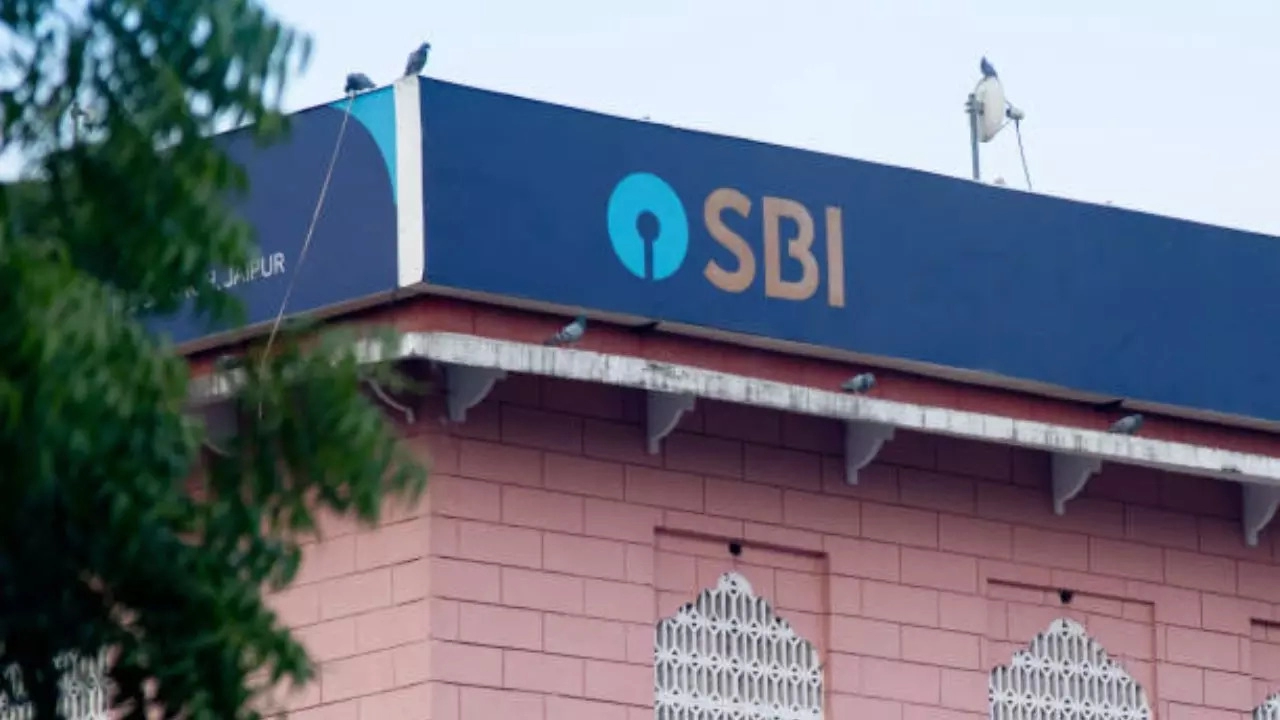 gandhinagar sbi contributes rs 464 crore to chief ministers relief1