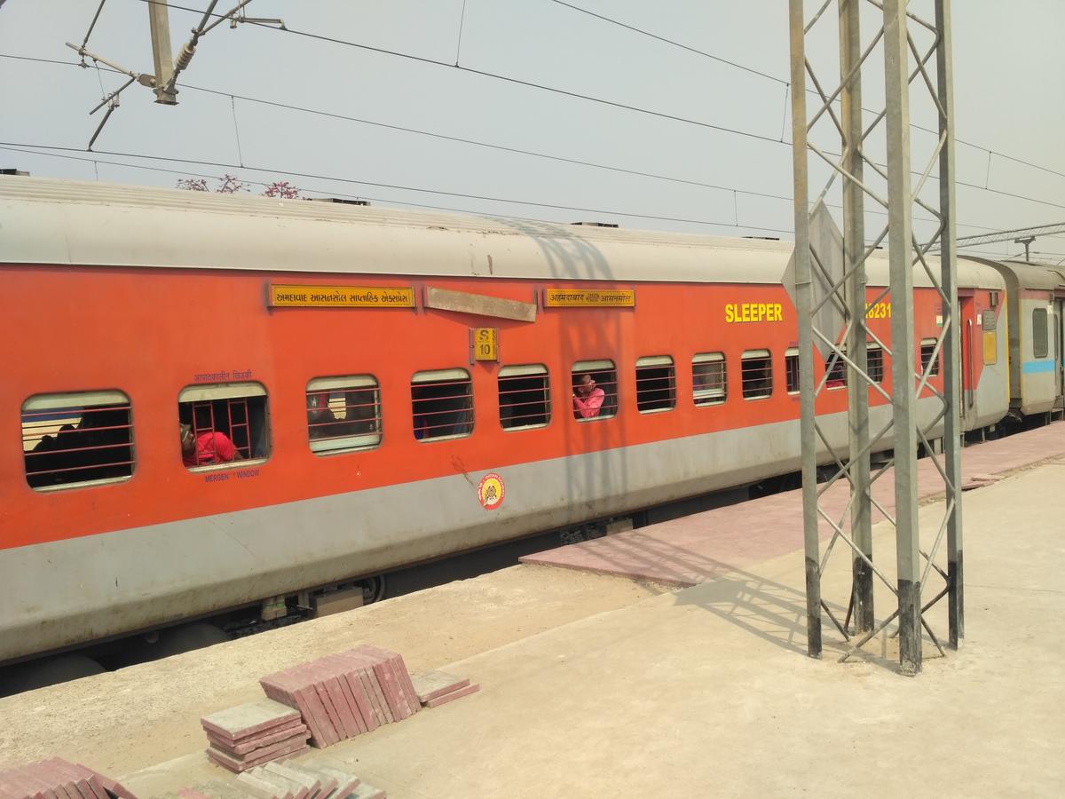 indian railways to run puja special trains before dussehra diwali route and other detail irctc update2