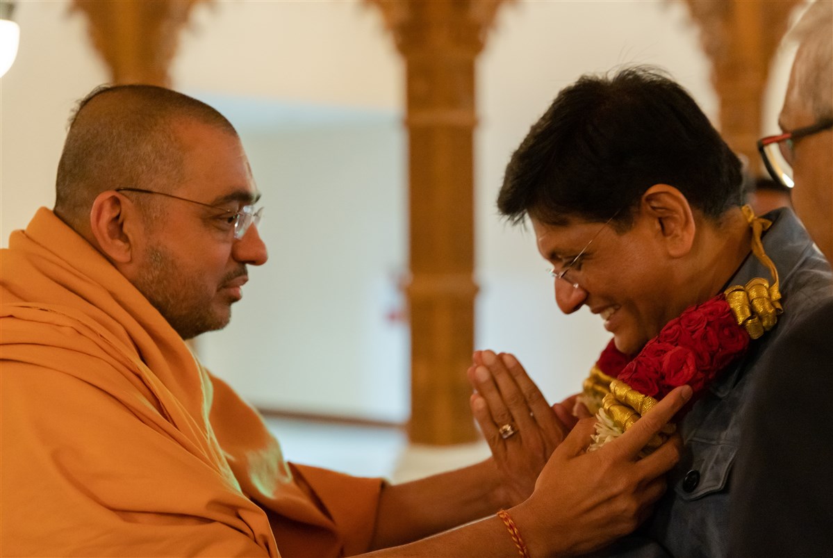 mumbai union commerce minister piyush goyal met baps chief mahant swami ji maharaj baps swami narayan temple1