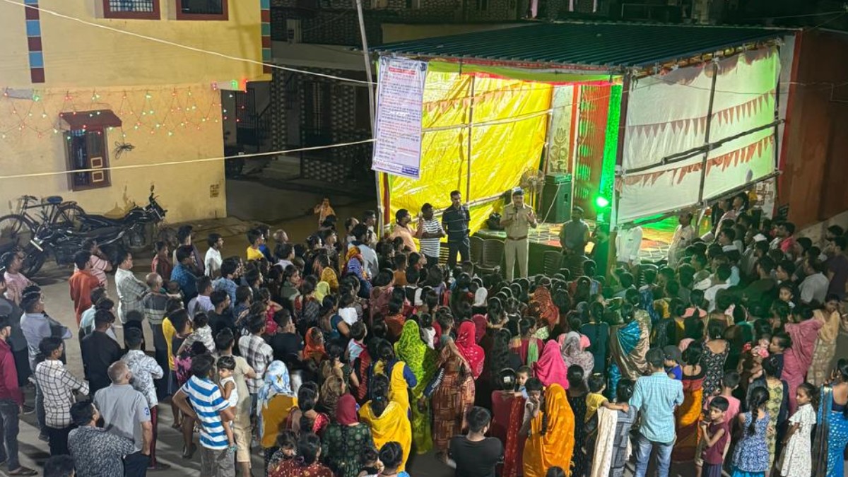 stones pelted at ganesh pandal in sayedpura surat violence lathi charge many arrested2