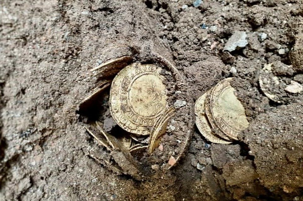 viral man find hidden object under rock discover million dollar locket shocking viral video2