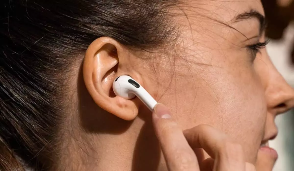 dangers of using earbuds for long period of time keep these things in mind 324