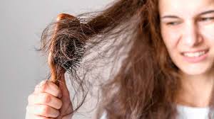 know 5 side effects of applying heena mehndi on hair dry hair balo mein mehndi lagane ke nukshan