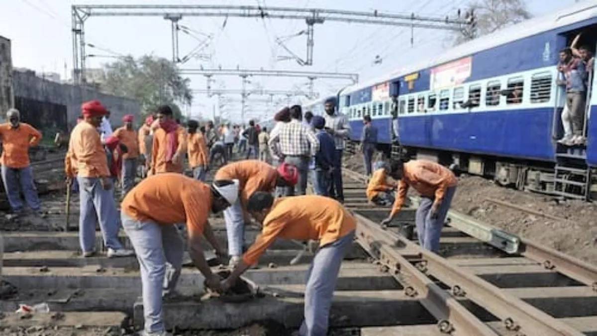 pm modi big gift railway employee cabinet approves bonus of 2029 crore on diwali2314