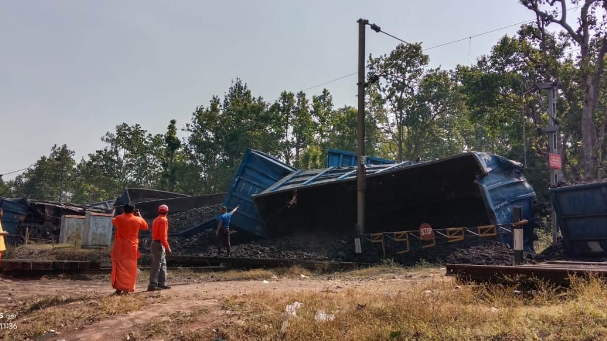 chhattisgarh rail accident in bilaspur chhattisgarh 22 coaches of goods train derailed many trains cancelled ewerwer