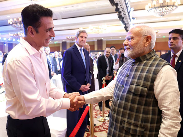 kaise ho bhai asks pm modi as he meets akshay kumar at media summit in delhi