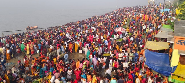 kartik purnima 2024 photos crowd gathered on patna ganga ghat pictures from different cities surfaced begusarai ganga ghat