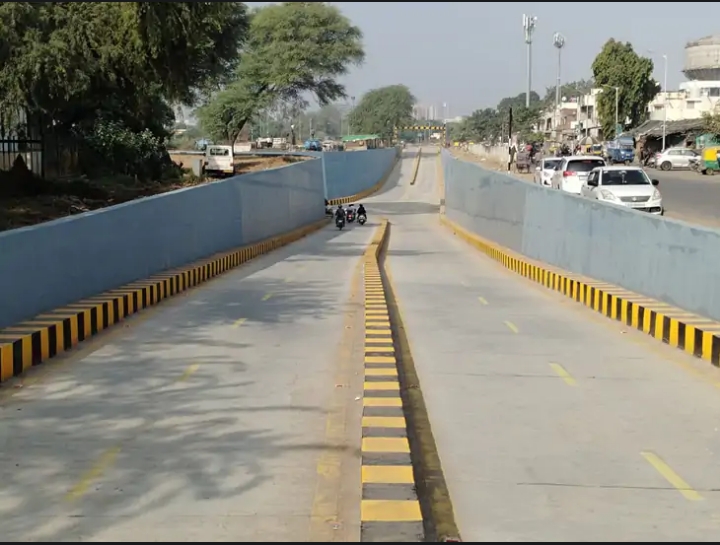 Locals worried as Sabarmati Underbridge opens without lights due to Railways and AMCs hastewerr