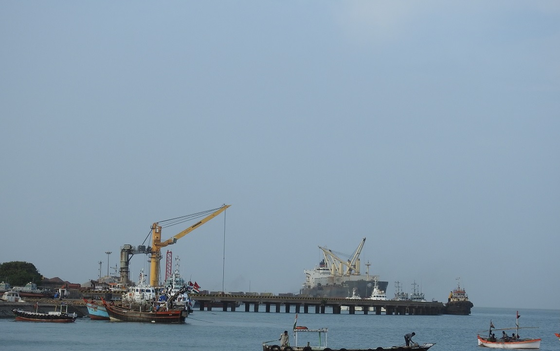 ahmedabad major accident in dwarka crane fell during the construction of coast guard jetty three died2