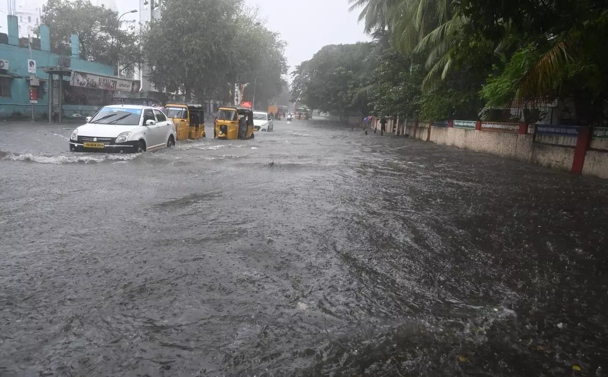 cyclone fangal hits heavy rains in tamil nadu and puducherryEWRTER