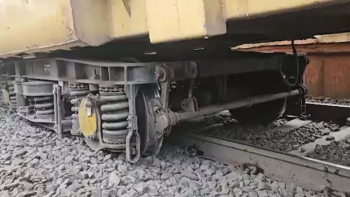 gujarat dadar porbandar saurashtra express derails near surat2