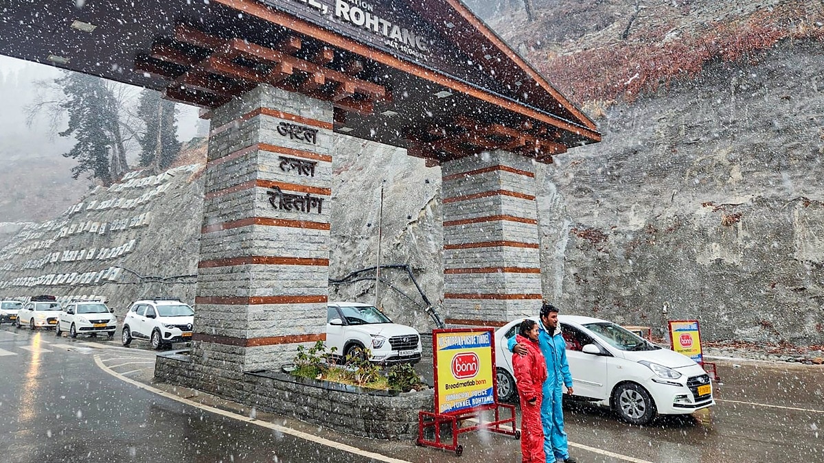 himachal pradesh tourism 96 thousand vehicles reached atal tunnel for christmas and happy new year 2025 celebration ewrwe