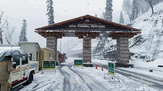 himachal pradesh tourism 96 thousand vehicles reached atal tunnel for christmas and happy new year 2025 celebration ewrwrw