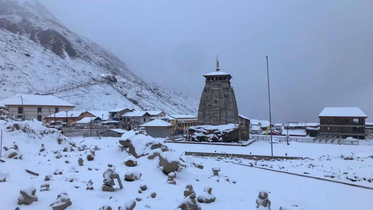 kedarnath dham heavy snowfall 30 villages covered snow gangotri yamunotri highway closed2