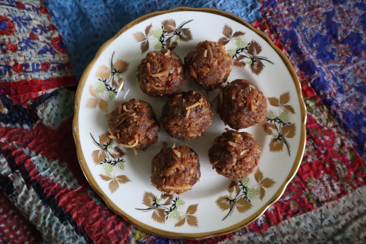 make delicious and nutritious dates ladoos to keep the body warm in winter the recipe is very easyewre