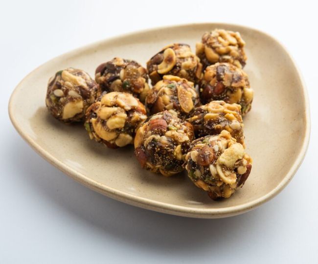 make delicious and nutritious dates ladoos to keep the body warm in winter the recipe is very easywerwerw