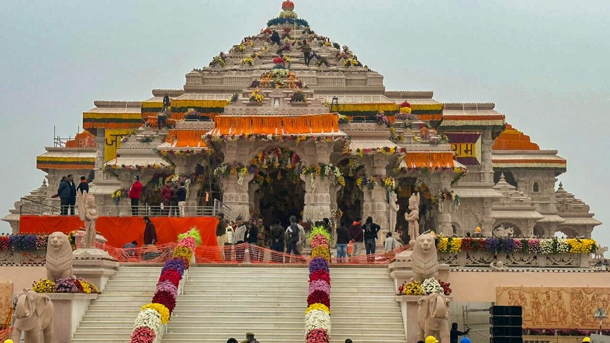 new year 2025 huge crowd of devotees in ayodhya mathura and kashi on new yearweweer