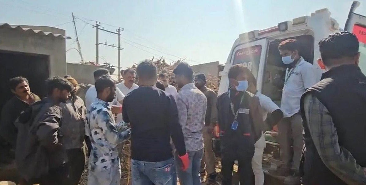 18 years girl fell into 540 feet deep borewell in kutch rescue operation continue for more than six hours