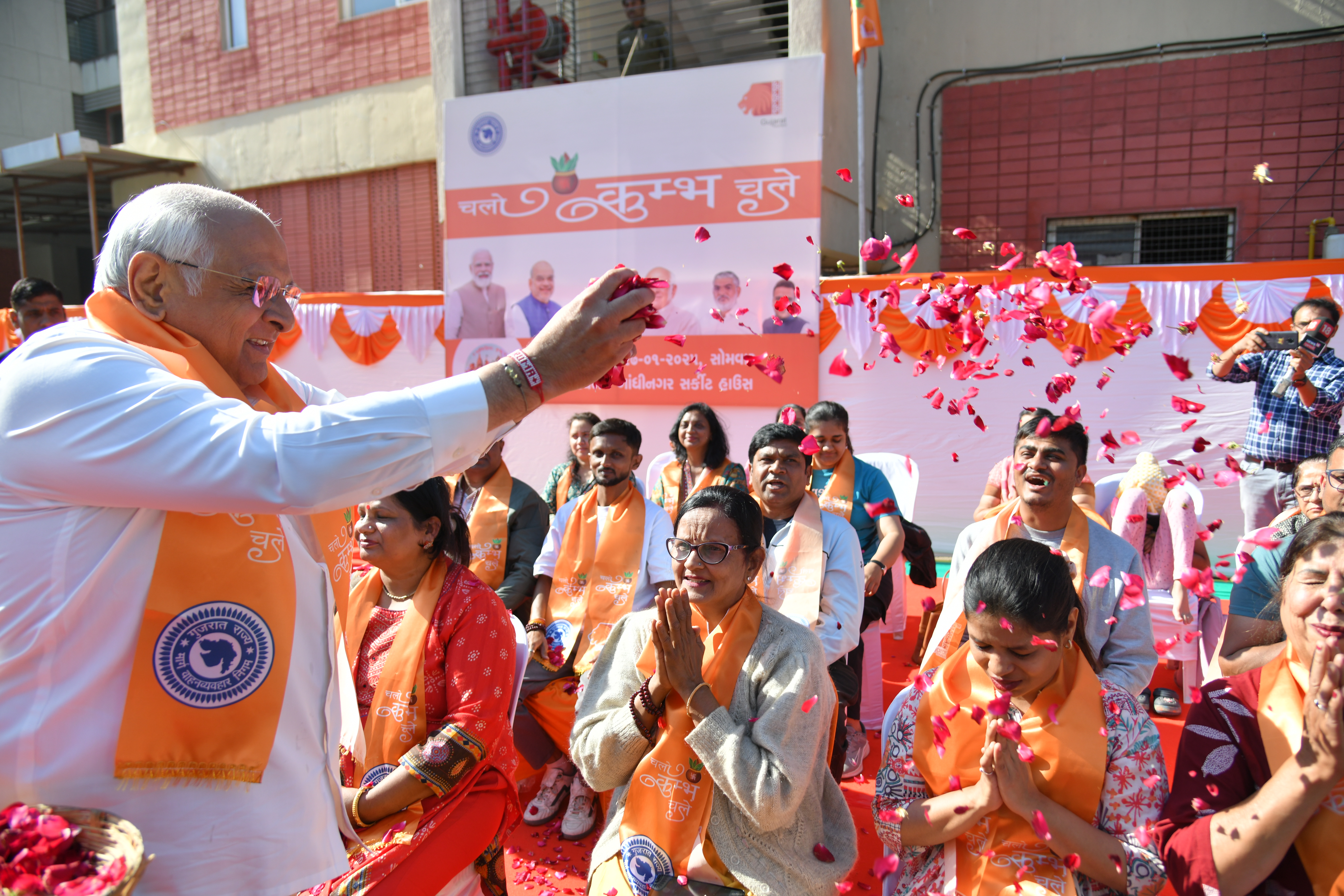 ac volvo bus service started from gujarat to prayagraj giving devotees a chance to take a holy dip in the kumbh