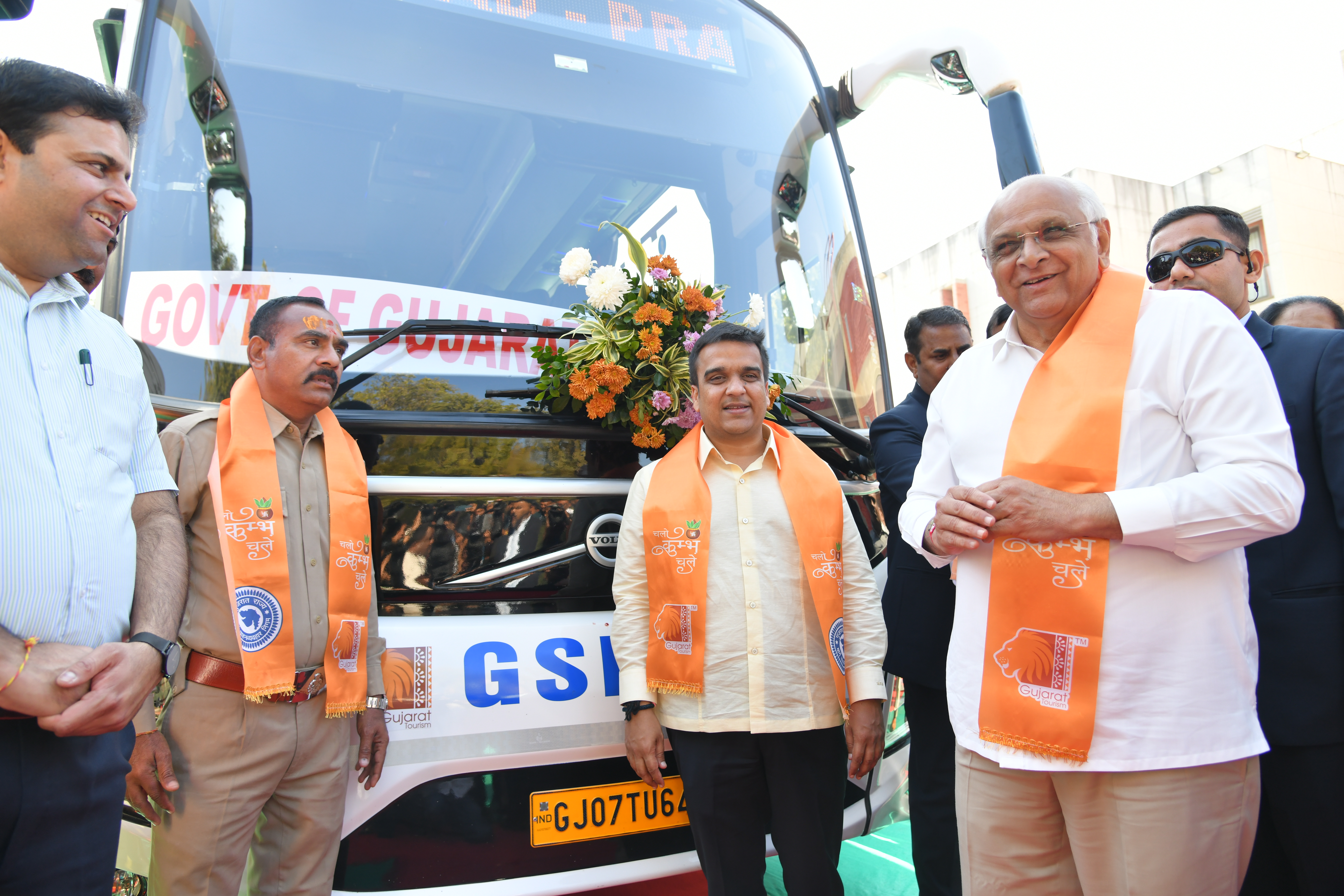 ac volvo bus service started from gujarat to prayagraj giving devotees a chance to take a holy dip in the kumbh2