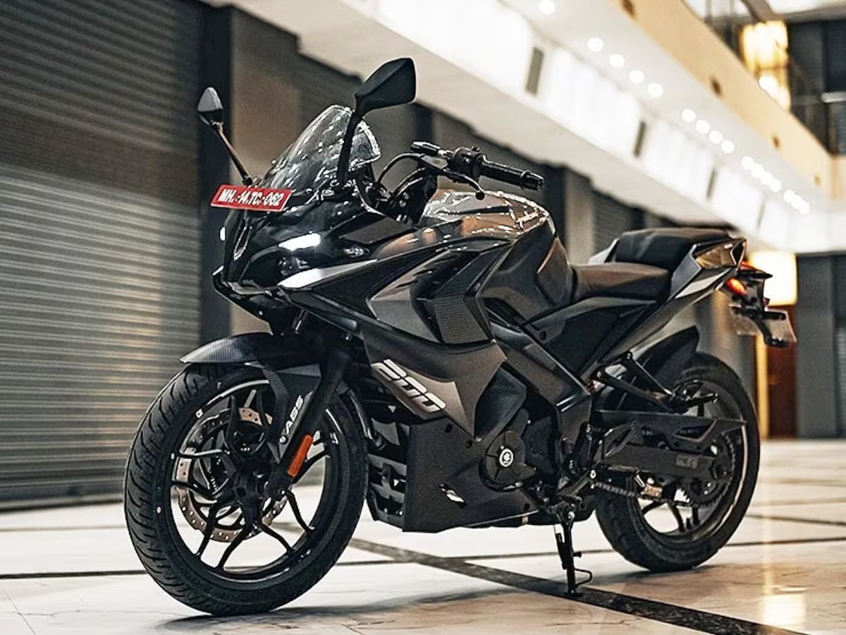 bajaj pulsar rs200 2025 starts reaching dealerships 1