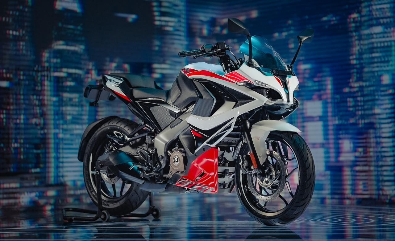 bajaj pulsar rs200 2025 starts reaching dealerships2