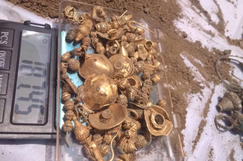 box found while digging ground when it opened everyone shocked found ancient treasure khajana mila gada dhan fake real3