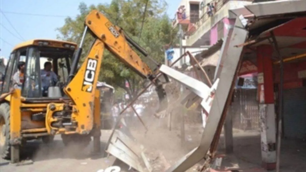 dehradun city mdda bulldozer action in dehradun 24 shops broke1