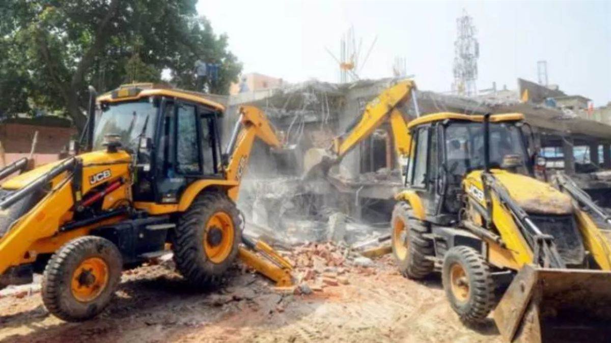 dehradun city mdda bulldozer action in dehradun 24 shops broke2