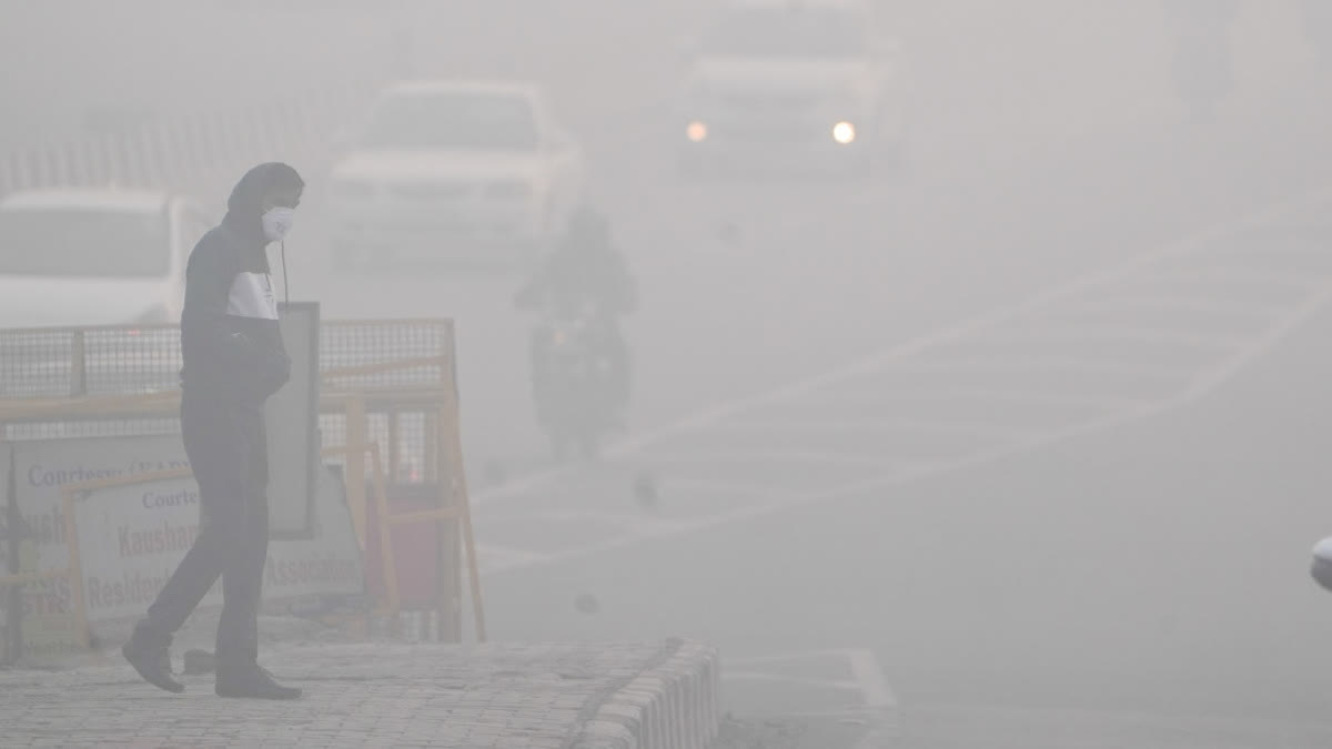 delhi and north india covered with fog more than 800 flights delayed in three days trains also affected1