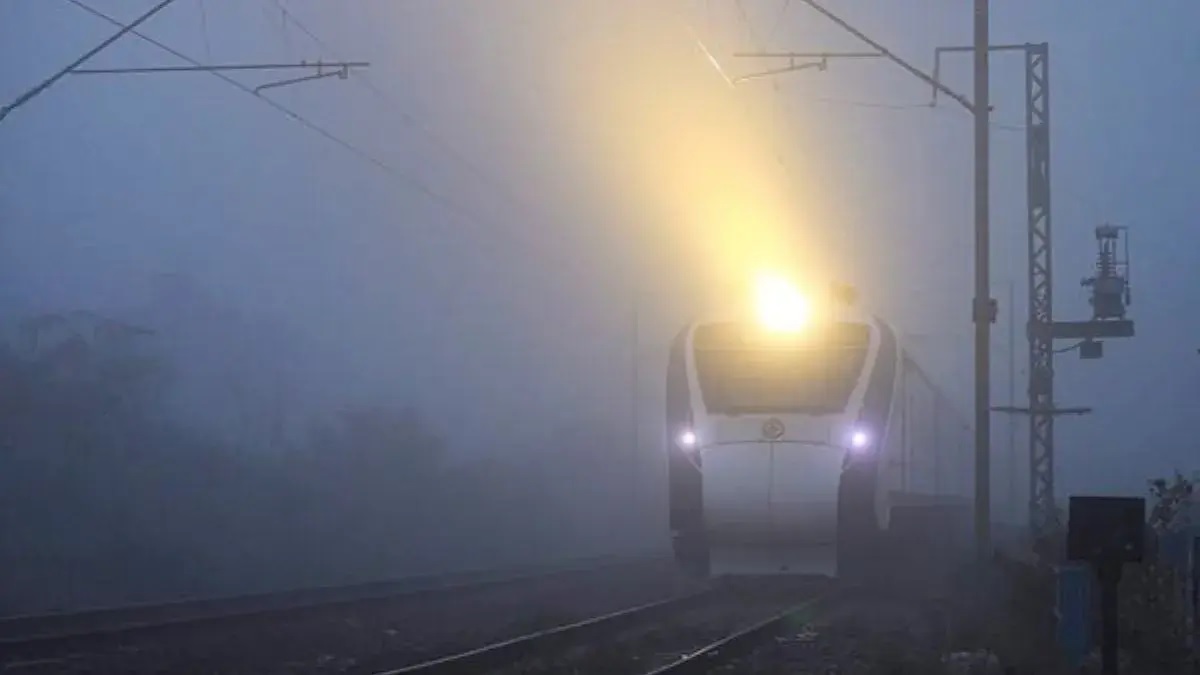 delhi and north india covered with fog more than 800 flights delayed in three days trains also affected2