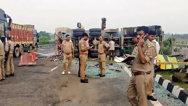 gujarat three people died in a accident between a luxury bus and tanker in banaskantha1