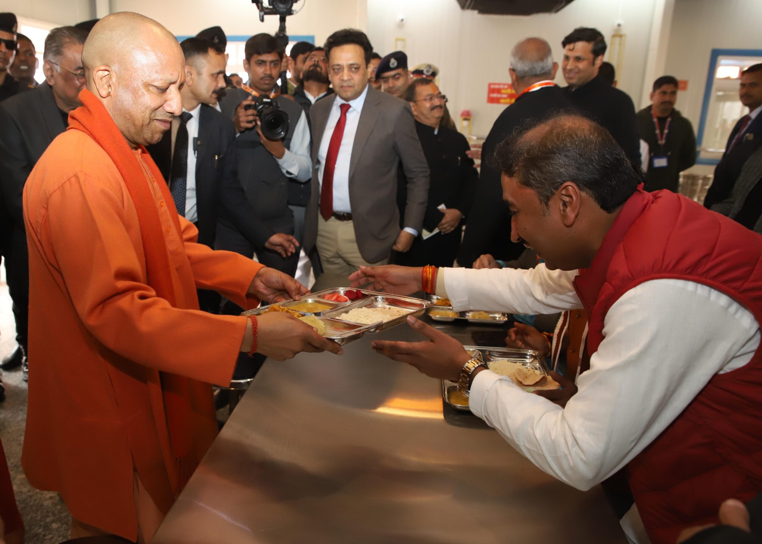 mahakumbh full meal at rs 9 up cm yogi inaugurates maa ki rasoi in prayagraj2