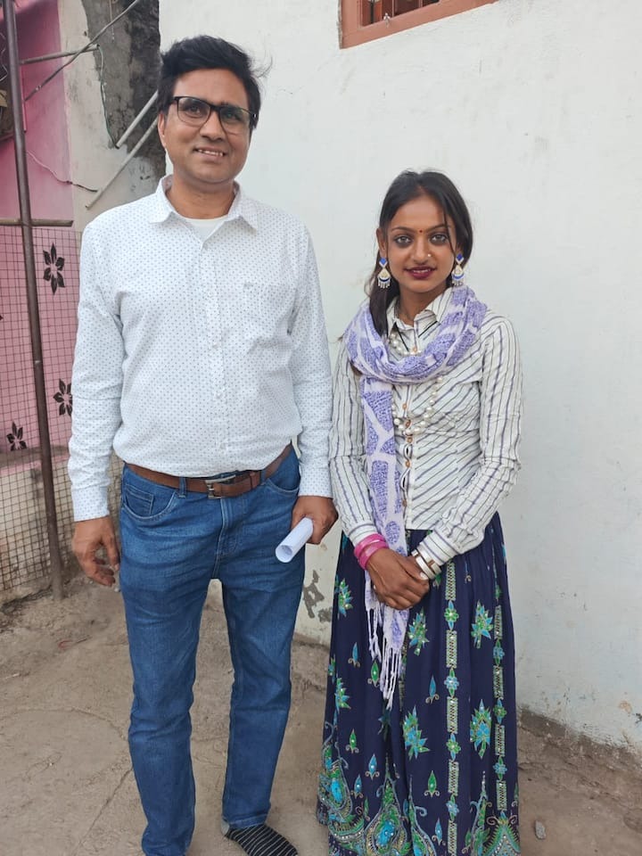 mahakumbh viral girl monalisa mala seller signed film the diary of manipur bollywood debut with director sanoj mishra2