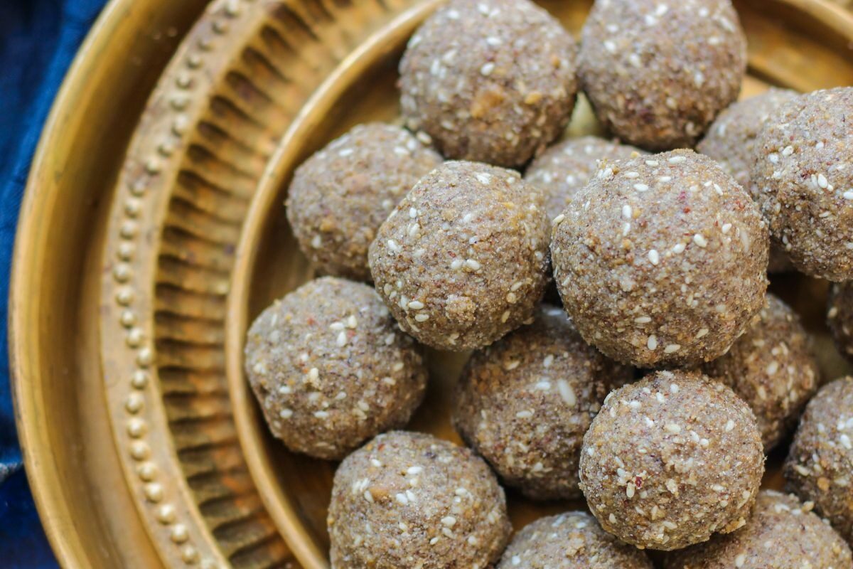 recipe of bajra ladoo ditch the boring roti try these delicious and healthy bajra ladoos2 e1738236288442