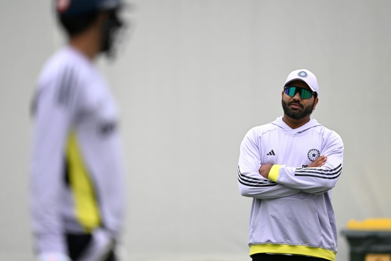 rohit sharma become water boy in ind vs aus 5th sydney test and gave tips to indian captain jasprit bumrah watch3