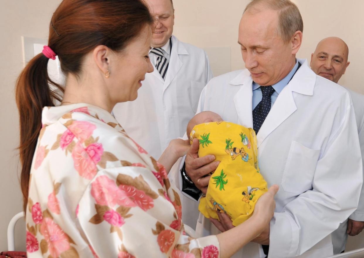 russia president valadimir putin new scheme paying women students in cash to have babies2