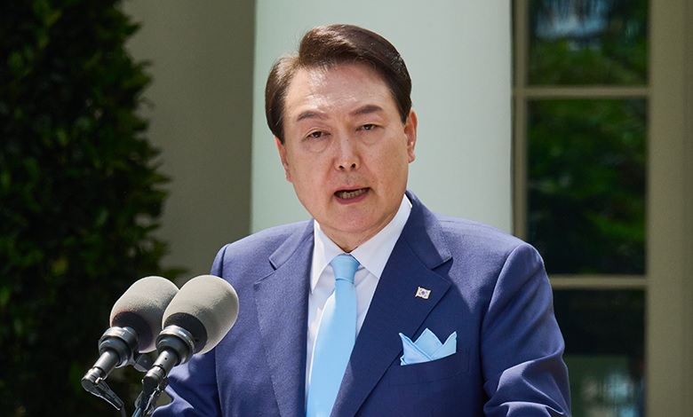 south korean investigators presidential residence warrant to detain president yoon suk yoel1