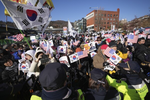 south korean investigators presidential residence warrant to detain president yoon suk yoel2j