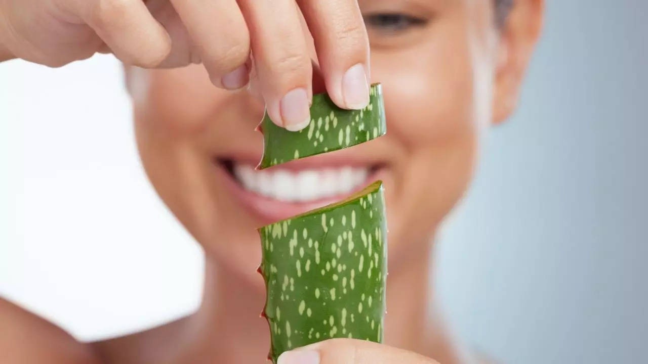 to get young and glowing skin apply aloe vera face pack your face shine like moon1