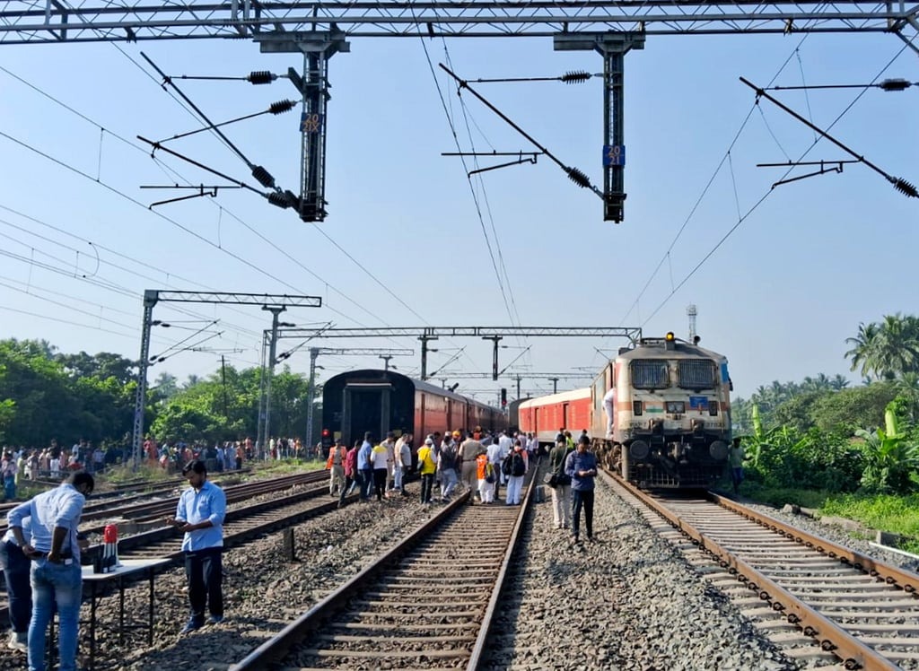 two trains collided in howrah three bogies derailed between santragachi and shalimar station indian railway1