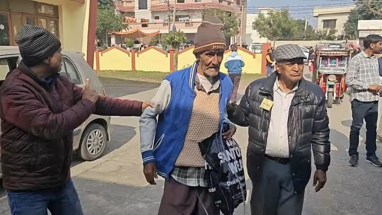 uttarakhand civic elections 2025 102 year old madhav singh bhora cast his vote dm ssp appealed voters2