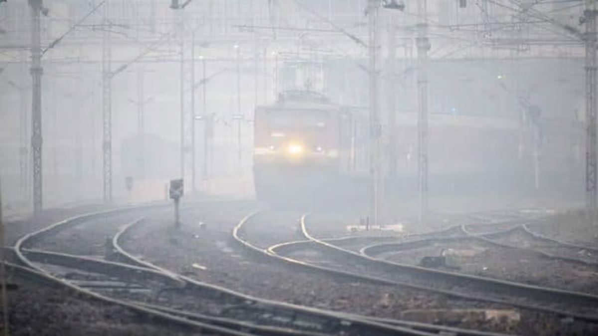 varanasi news many trains delayed from varanasi to delhi because fog1